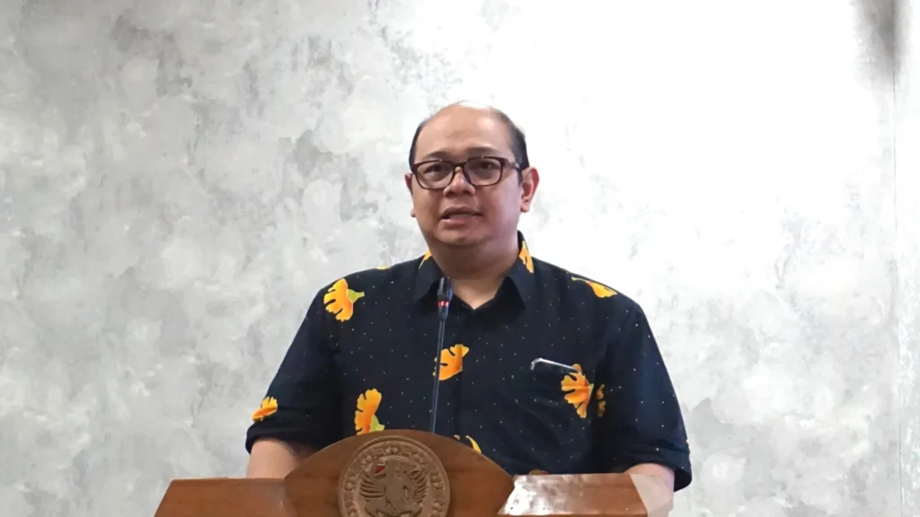 Dr. Wisudanto, SE, MM, CFP, Head of the Social Fund Management Center, delivers remarks at the seminar Naik Kelas Sejak Muda: Investasi dan Emas Syariah di Era Bullion Bank on March 4, 2026, at Sriwijaya Room, 5th Floor, ASEEC Tower, Dharmawangsa-B Campus, Universitas Airlangga. (Photo: By courtesy of the committee)
