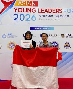 Rizqi Alfy Dzikria and Qisthy Fatiyah Ahmad after winning Best Paper in the Creative and Social Entrepreneurship subtheme at the ASIAN Young Leader Forum. (Photo: By courtesy)