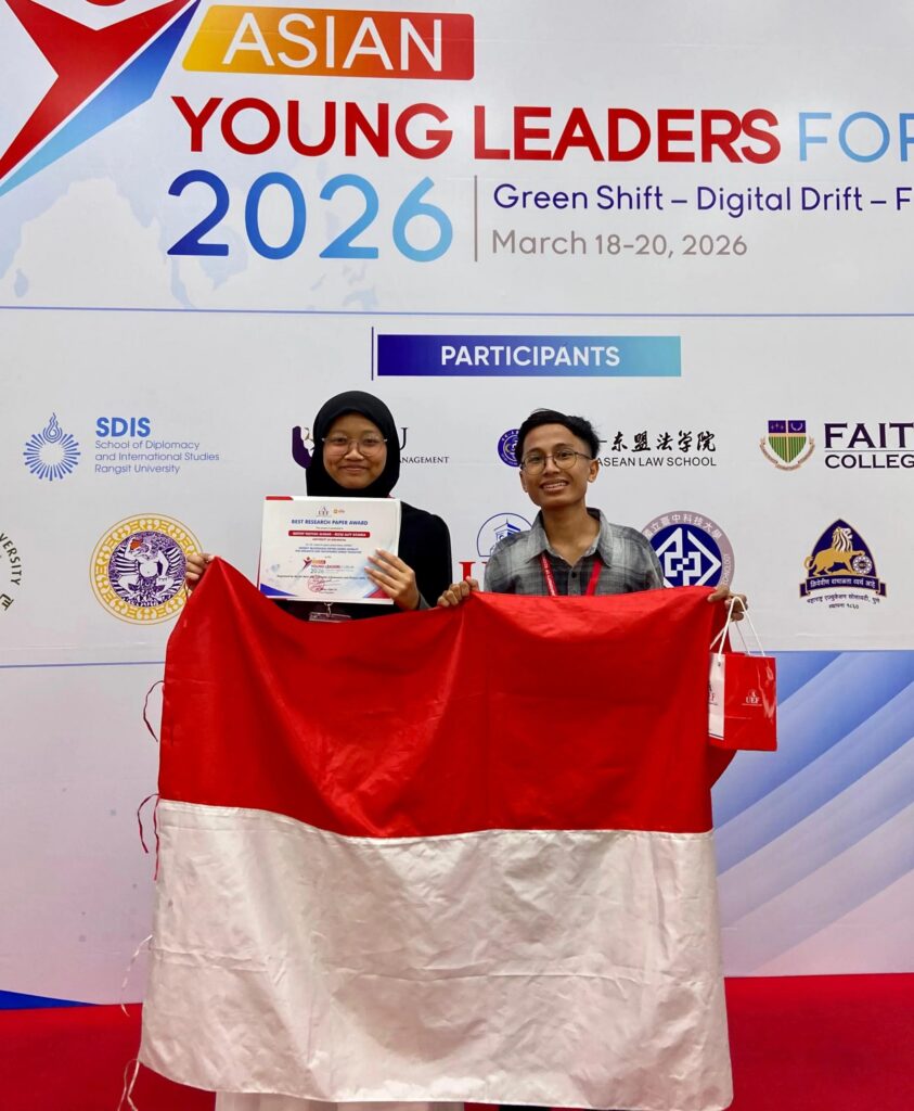 Rizqi Alfy Dzikria and Qisthy Fatiyah Ahmad after winning Best Paper in the Creative and Social Entrepreneurship subtheme at the ASIAN Young Leader Forum. (Photo: By courtesy)