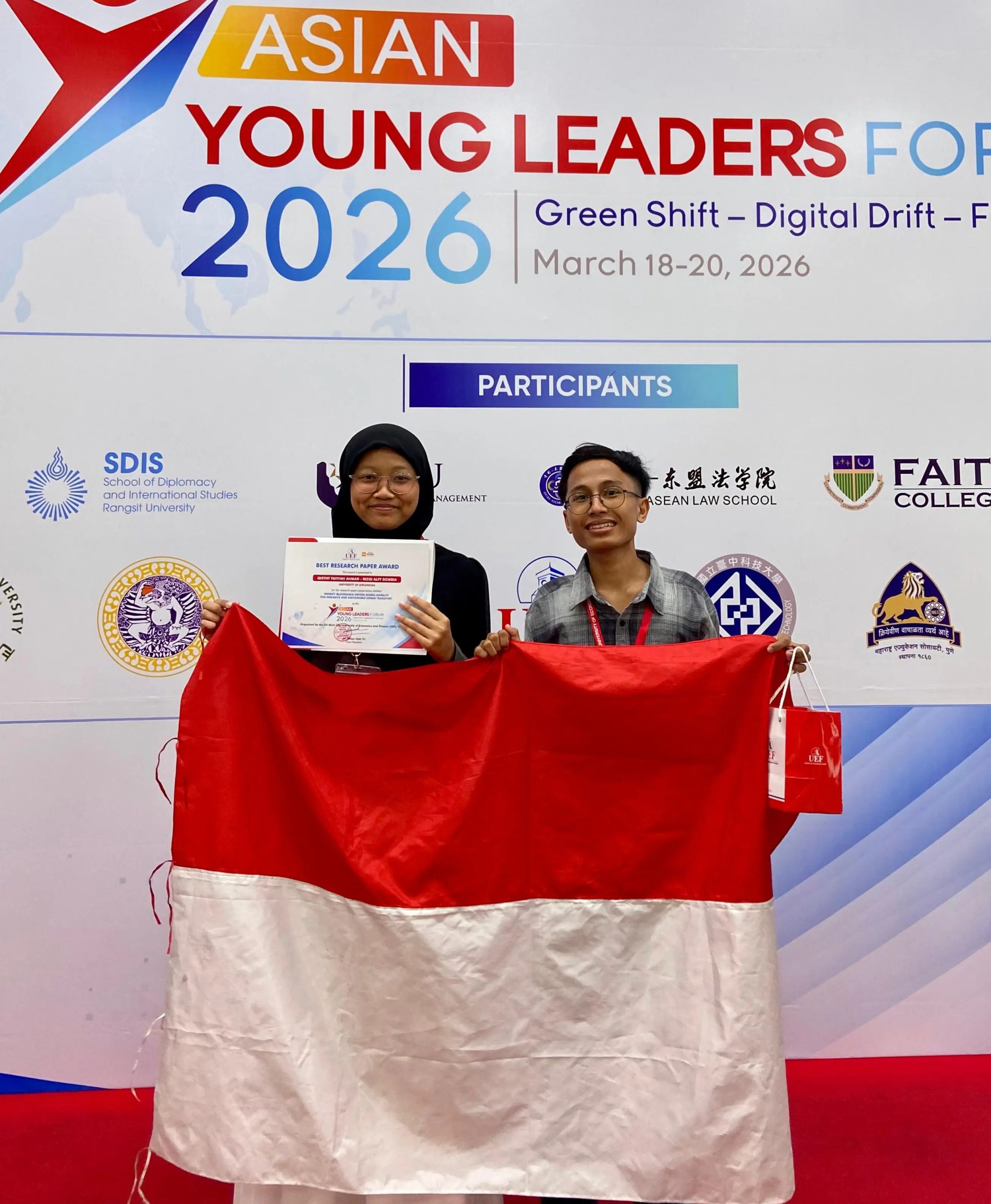 Rizqi Alfy Dzikria and Qisthy Fatiyah Ahmad after winning Best Paper in the Creative and Social Entrepreneurship subtheme at the ASIAN Young Leader Forum. (Photo: By courtesy)