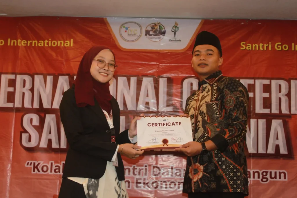 Sheema Hunafa Qudsi receives award certificate during International Conference Santri Mendunia (Photo: By courtesy)