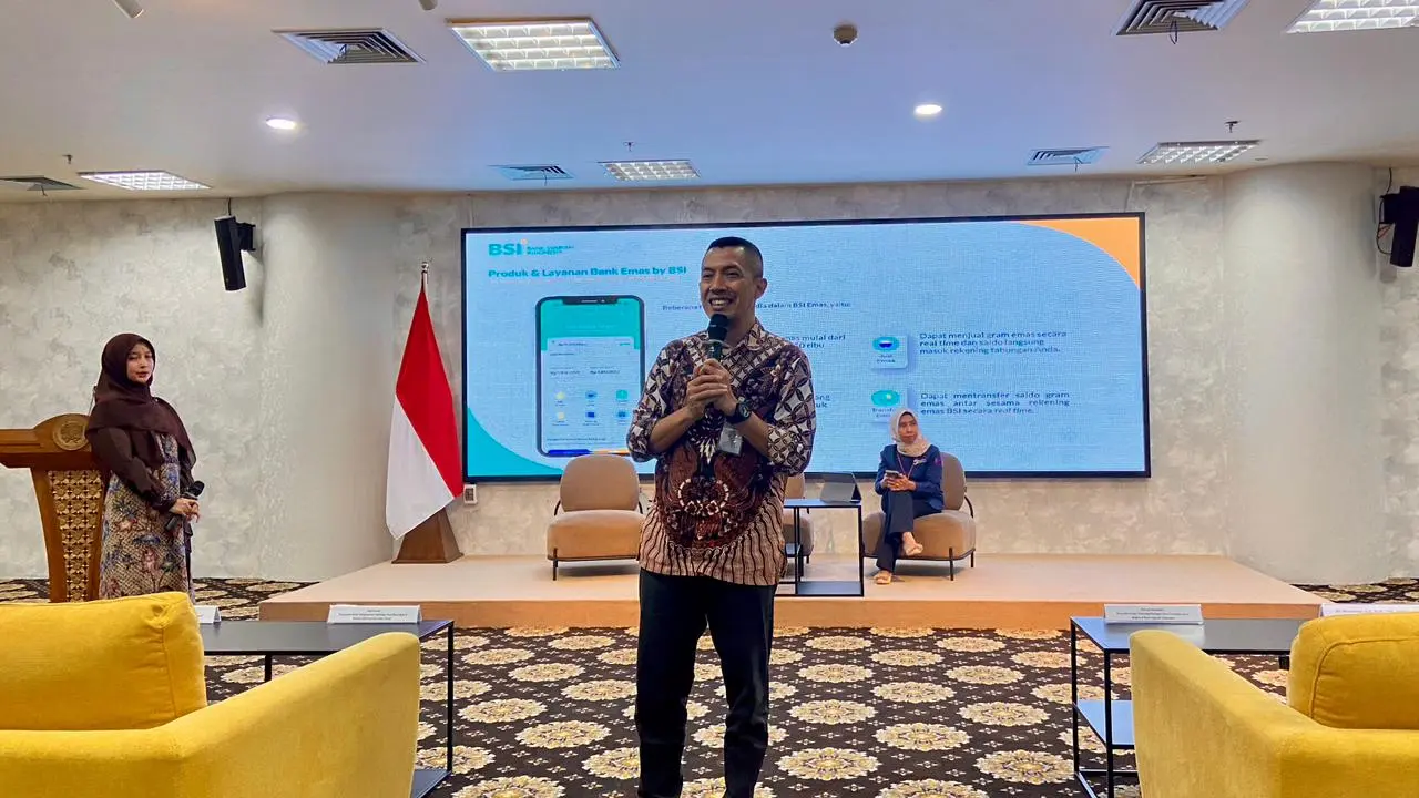 Ahmad Nuruddin, Area Micro & Pawning Manager of BSI Surabaya Kota, encourages UNAIR students to save gold as a stable long-term investment. (Photo: By courtesy of Muhammad Yasir Dharmawan D.)