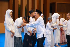 UNAIR Rector Prof Dr Muhammad Madyan SE MSi MFin greets representatives of orphans during an iftar gathering with 1,000 orphans at Airlangga Convention Center (ACC) on Friday, March 6, 2026. (Photo: PHMP UNAIR)