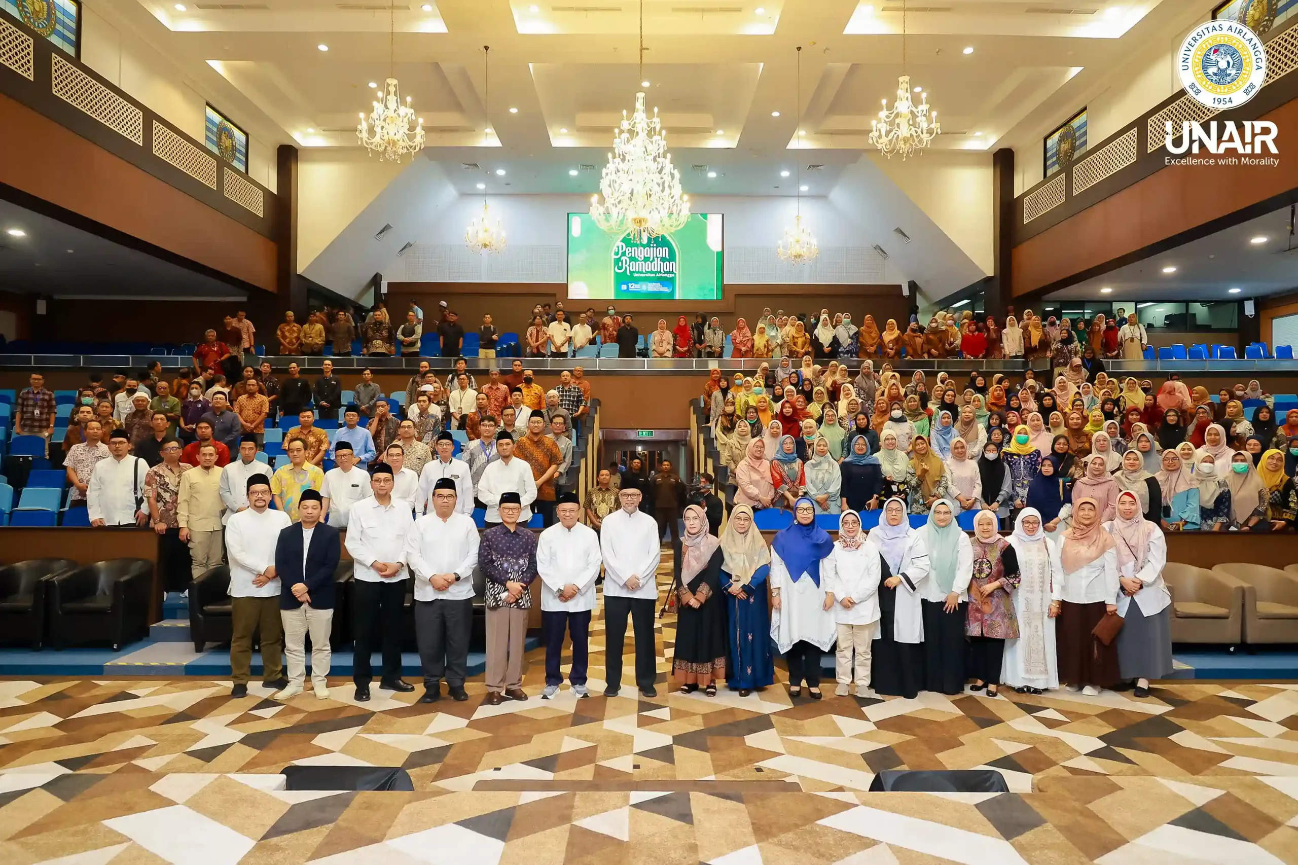 Jajaran pimpinan dan civitas academica yang menghadiri pengajian Ramadan berfoto bersama di akhir kegiatan (