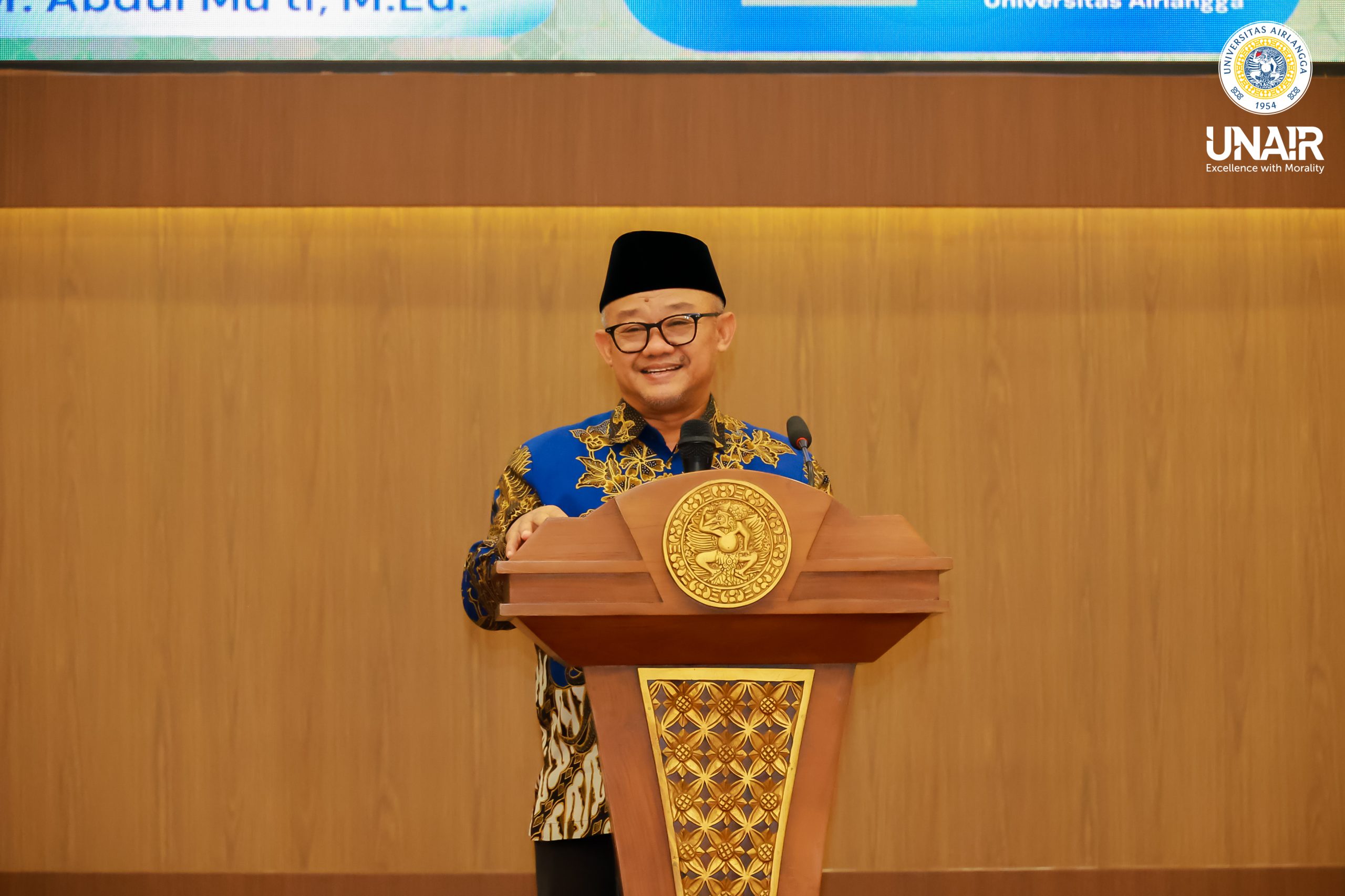 Menteri Pendidikan Dasar dan Menengah (Mendikdasmen) RI Prof Dr Abdul Mu’ti MEd saat memberikan materi kajiannya dalam Ramadan seri ke-2 UNAIR. (Foto: Humas UNAIR)