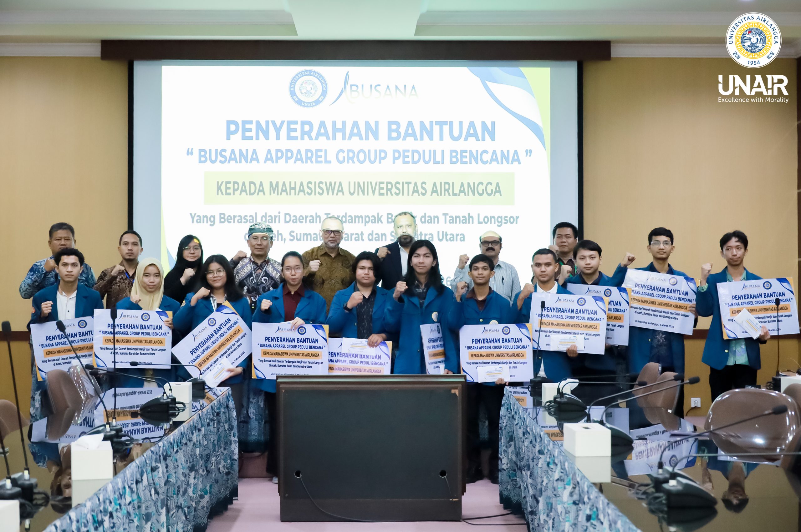 Sesi foto bersama kegiatan Penyaluran Bantuan kepada mahasiswa UNAIR terdampak bencana banjir sumatera, di Ruang Kahuripan 301, Kantor Manajemen, Kampus MERR-C UNAIR, Rabu (4/2/2026). (Foto: PHMP UNAIR)