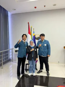UNAIR FPK BEM President 2026 Dimas Ananda Prasetyo (right) and Vice President Ahmad Fadhli Damarmanah Goesti Putra (left) with FPK Dean Prof Dr Endang Dewi Masithah. (Photo: By courtesy)