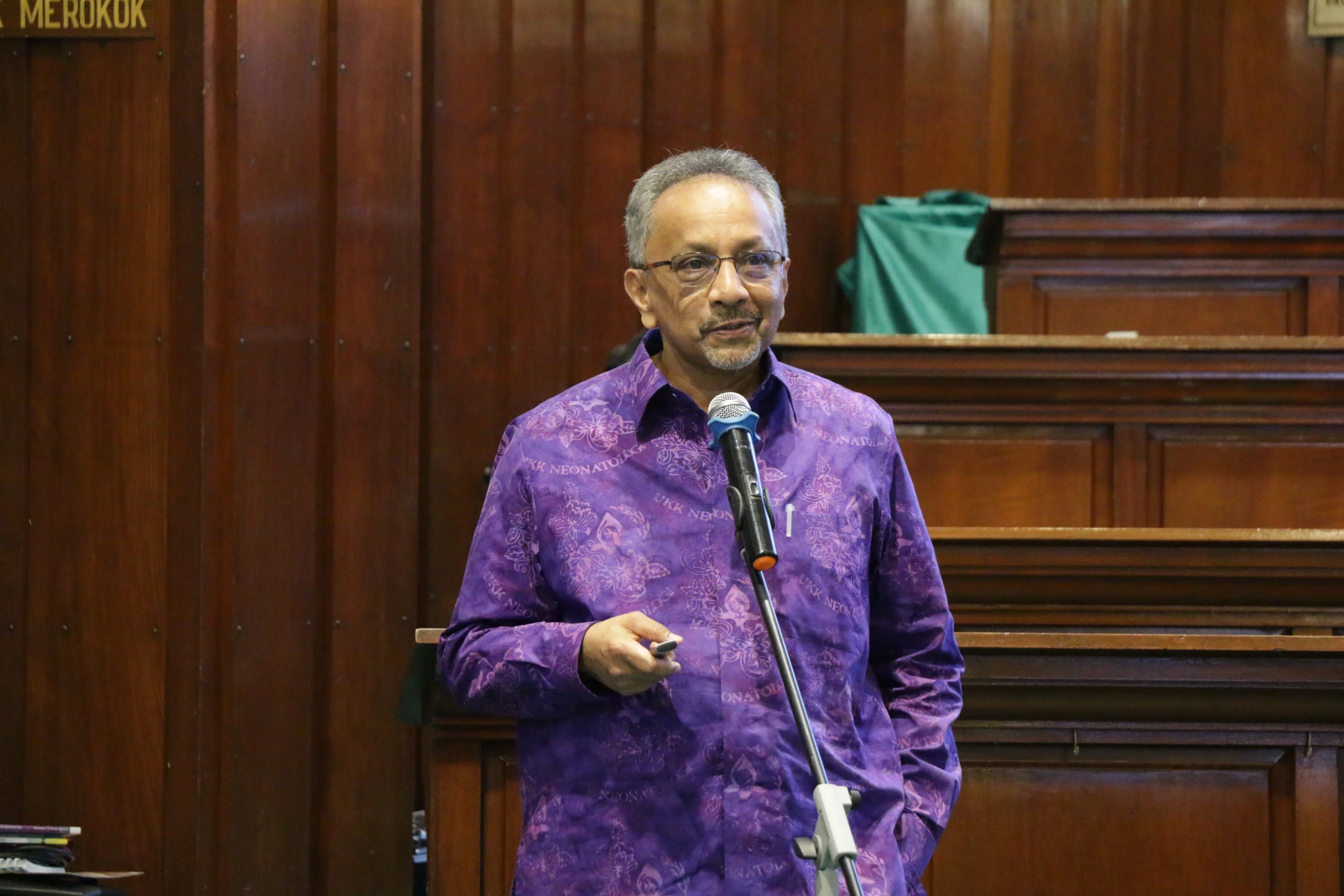Prof Suresh saat memaparkan materi dalam International Guest Lecture di Aula FK UNAIR (dok: FK UNAIR) Jumat (27/2/2026). (Foto: Istimewa)