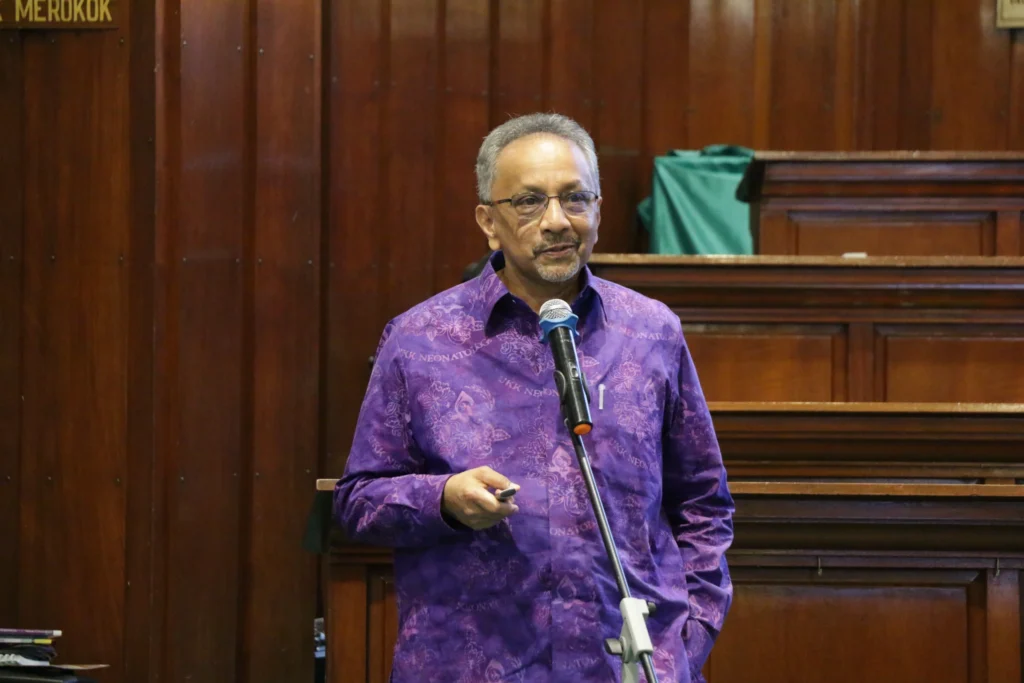 Prof. Chandran presents material during an International Guest Lecture at the Faculty of Medicine Hall, Universitas Airlangga, on February 27, 2026. (Photo: By courtesy)