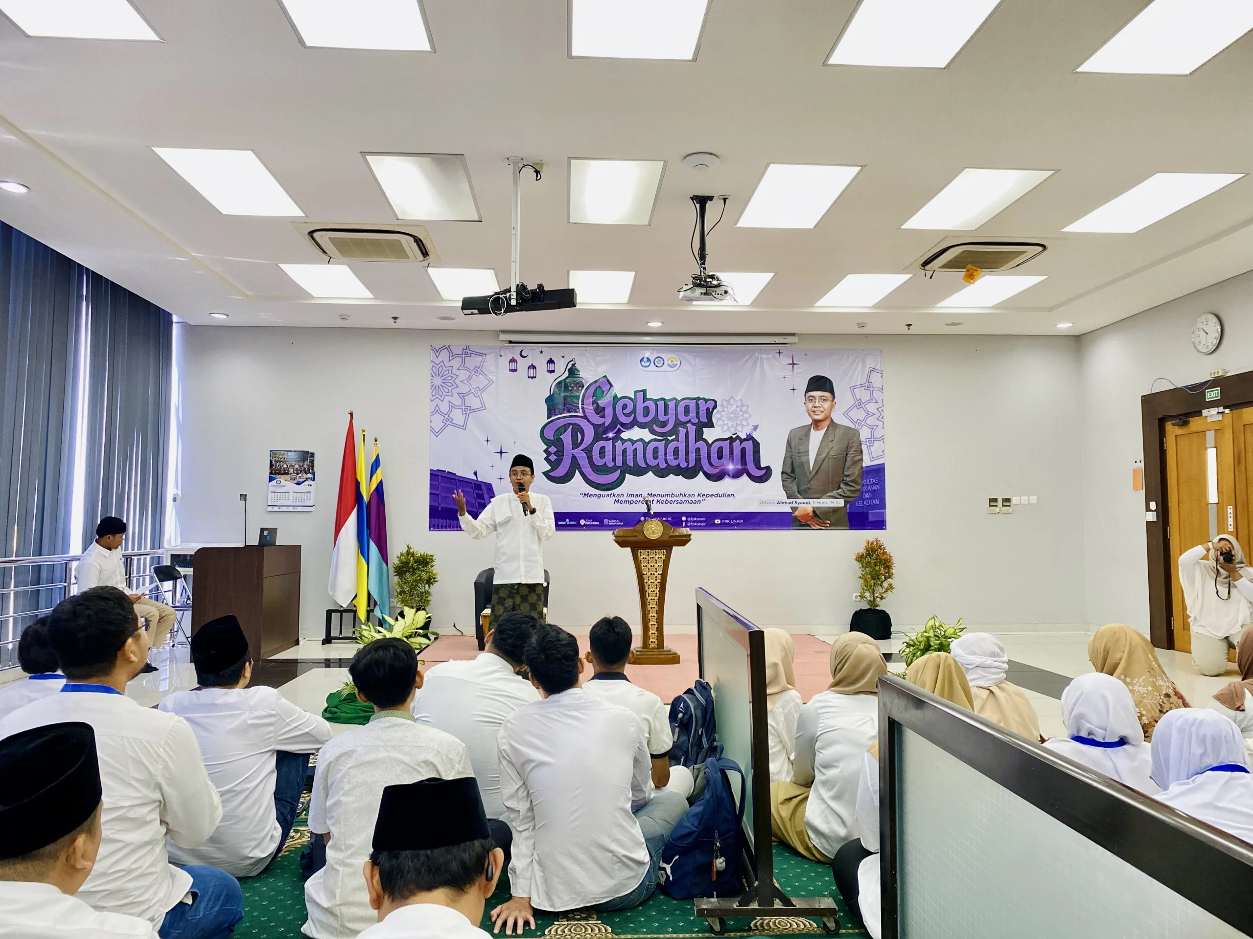 Ustadz Ahmad Syauqi S Hum M Si menjelaskan makna bulan Ramadan dalam kegiatan Gebyar Ramadan FPK UNAIR pada (13/3/2026). (Foto: Istimewa)