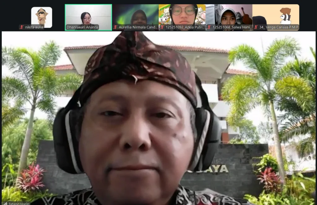 Tatang Hariri, M.A., Ph.D. delivers a welcome speech to students and lecturers of the Japanese Language and Literature Study Program at the Faculty of Humanities (FIB), Universitas Airlangga (UNAIR) during the guest lecture “Characteristics of the Japanese Language” on Thursday, March 5, 2026. (Photo: Zoom Meeting)