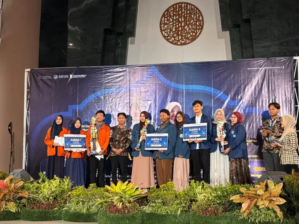 Kamsia Team receives the second-place award at the National Essay Competition. (Photo: Team Kamsia Documentation)