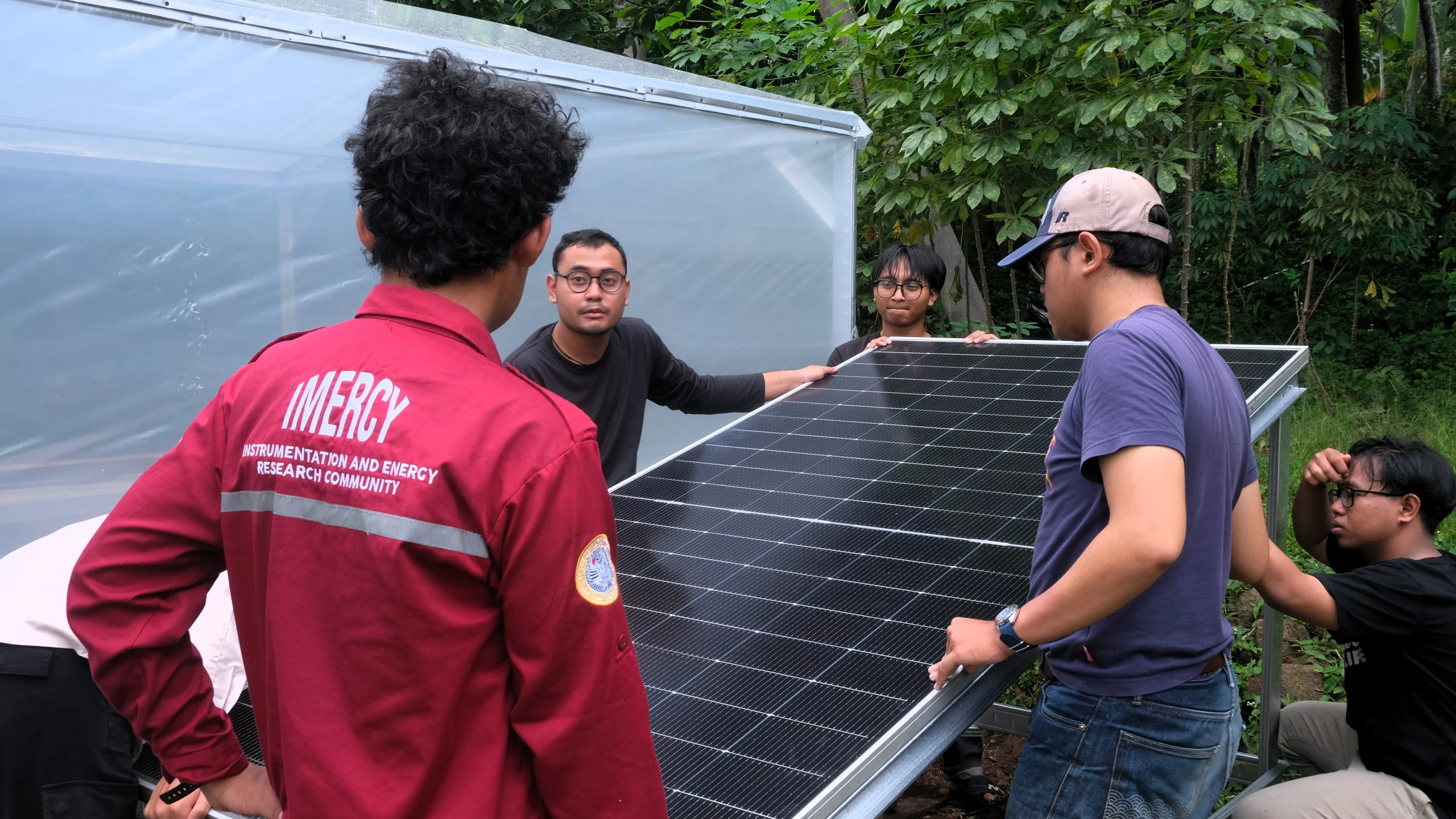 IMERCY UNAIR team installs solar panels for the Smart Solar Dryer Dome during The 6th Innovillage program in Wotanmasjedong Village, Mojokerto Regency. (Photo: FTMM Public Relations)