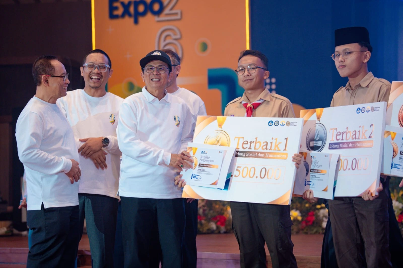 Triven Ihad Prasetya receives his award at the Airlangga Science Olympics (OSA) and is now a 2026 Golden Ticket candidate at Universitas Airlangga. (Photo: By courtesy)