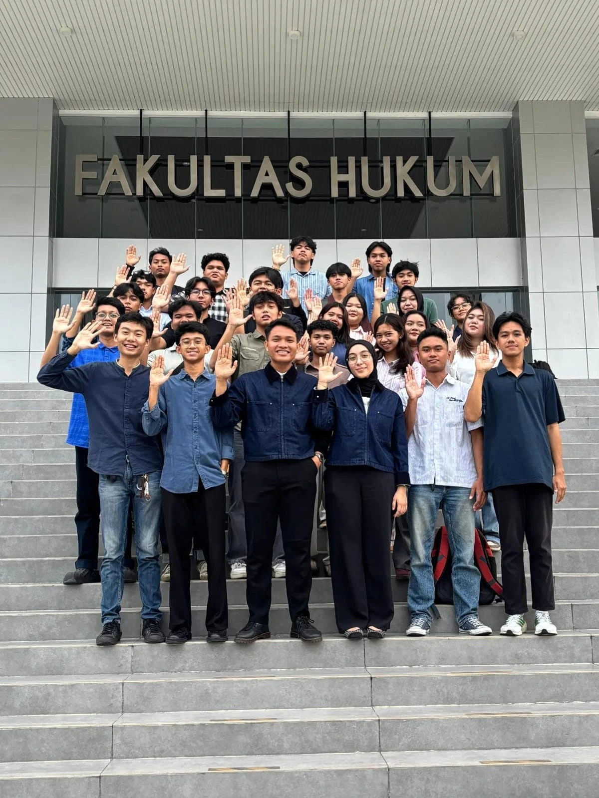 New board members of BEM FH 2026 Aksa Raya Cabinet. Aditya Sukisno Putra (left, in blue) and Yasemin Nur Sefika (right, in blue). (Photo: By courtesy)
