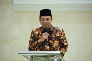Rektor UNAIR, Prof Dr Muhammad Madyan SE MSi MFin saat sambutan kegiatan iktikaf, Jumat (13/03/2026), di Masjid Ulul Azmi UNAIR. (Foto: PHMP UNAIR)