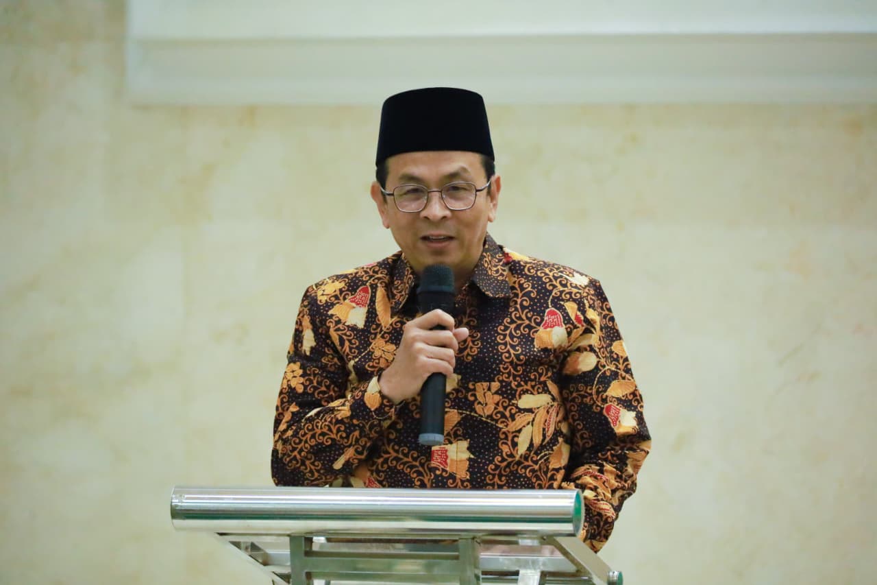 Rektor UNAIR, Prof Dr Muhammad Madyan SE MSi MFin saat sambutan kegiatan iktikaf, Jumat (13/03/2026), di Masjid Ulul Azmi UNAIR. (Foto: PHMP UNAIR)