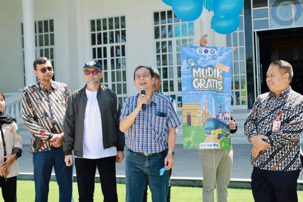 UNAIR Rector, Prof Muhammad Madyan delivers a briefing before sending off participants of the Free Homecoming Program on Saturday (March 14, 2026). (Photo: PHMP UNAIR)