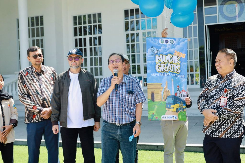 UNAIR Rector, Prof Muhammad Madyan delivers a briefing before sending off participants of the Free Homecoming Program on Saturday (March 14, 2026). (Photo: PHMP UNAIR)