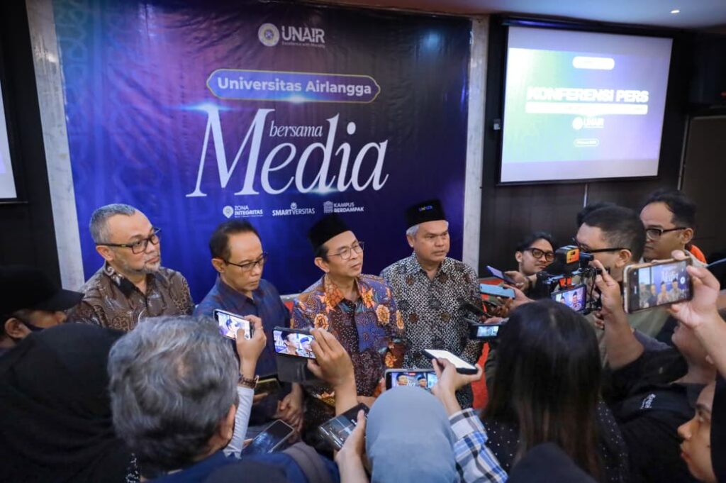 Rector of Universitas Airlangga (UNAIR) Prof. Muhammad Madyan SE MSi MFin, along with university leaders present the SNBP 2026 admission results. (Photo: PHMP UNAIR)