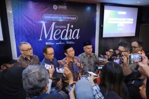 Rektor UNAIR, Prof Dr Muhammad Madyan SE MSi MFin bersama jajaran pimpinan UNAIR saat menyampaikan pemaparan hasil SNBP UNAIR 2026. (Foto: PHMP UNAIR)