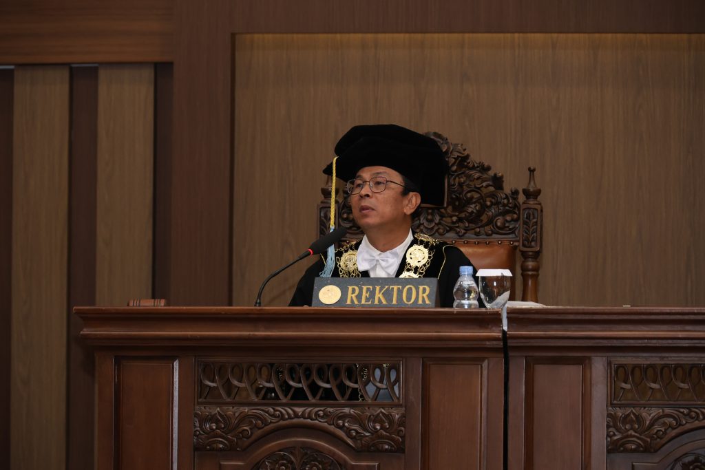 The rector of UNAIR, Prof. Dr. Muhammad Madyan, S.E., M.Si., M.Fin., delivers his remarks during the inauguration ceremony. (Photo: UNAIR Public Relations)