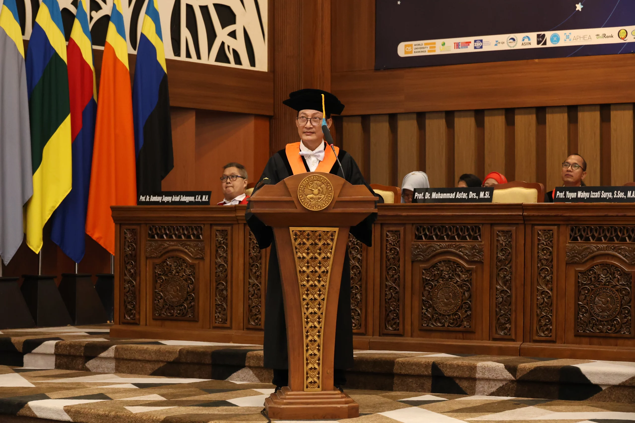 Prof Dr Muhammad Asfar Drs, MSi saat berorasi Ilmiah pada Pelantikan Guru Besar (Foto: Humas UNAIR)