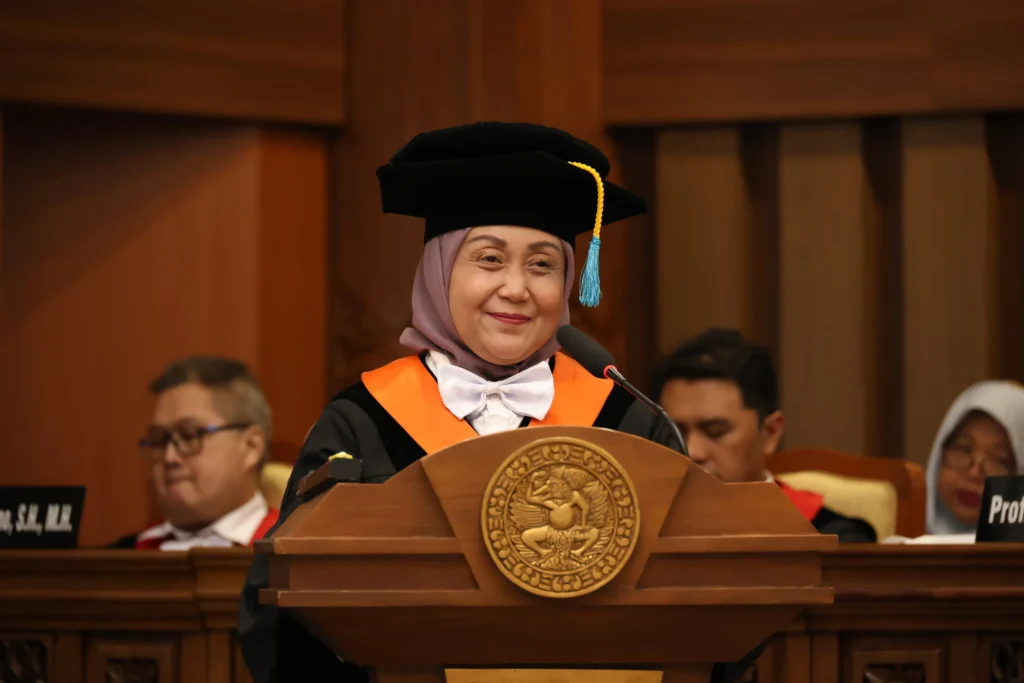 Prof Yuyun Wahyu Izzati Surya SSos MA PhD, dosen Fakultas Ilmu Sosial dan Ilmu Politik (FISIP) UNAIR dalam orasi ilmiah pengukuhan guru besarnya. (Foto: Humas UNAIR)