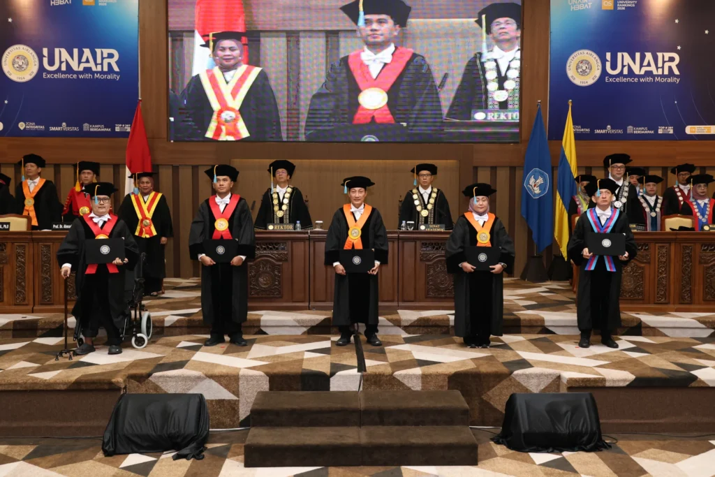 Foto bersama lima guru besar baru UNAIR bersama Rektor, dan Senat Akademik. (Foto: Humas UNAIR)