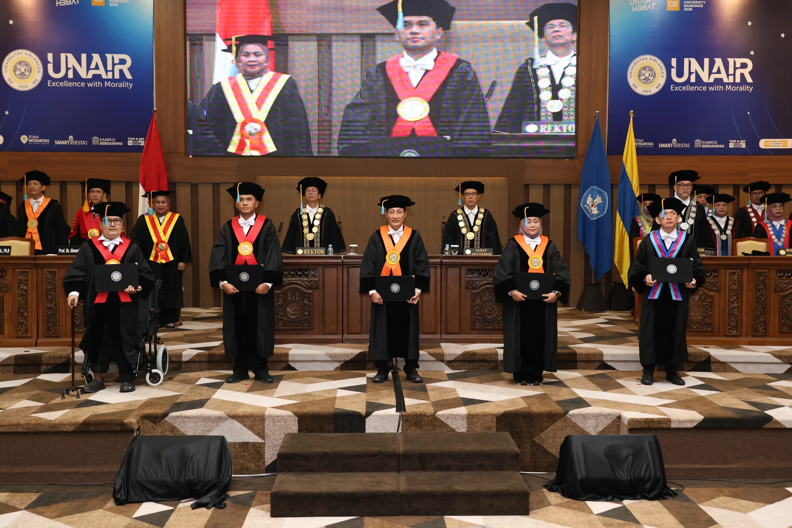 A group photo of the five newly inaugurated professors alongside the rector and the Academic Senate. (Photo: UNAIR Public Relations)