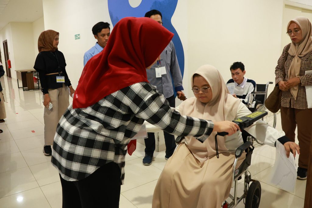 Khalifah Nisyapuri, a disabled participant who took the UNAIR UTBK on Tuesday, April 21, 2026. (Photo: UNAIR Public Relations)
