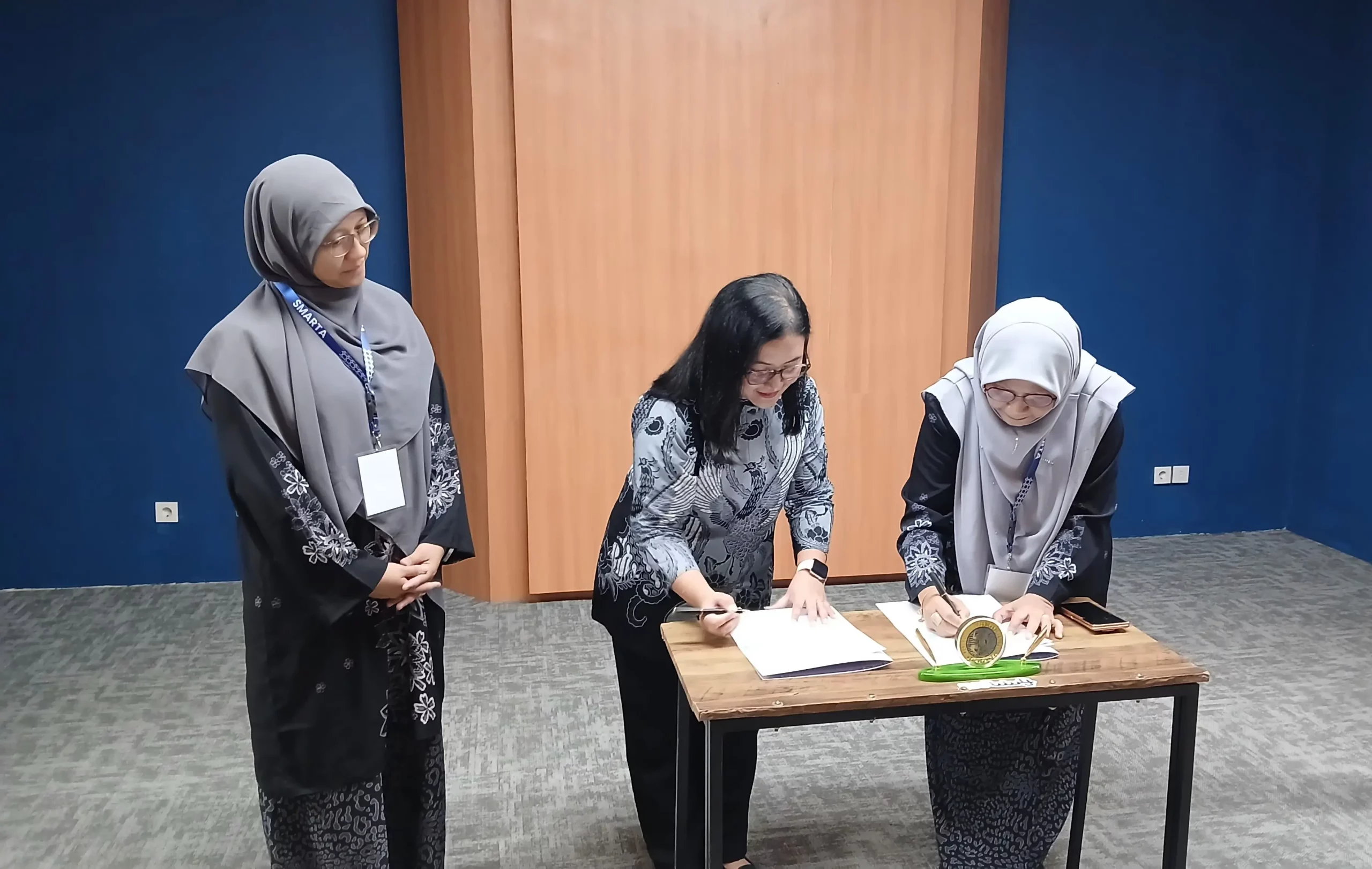 PM Dr Rosmina Jaafar dan Dr. Asma' Abu Samah saat penandatanganan kontrak Adjunct Professor serta Implementation Agreement (foto: istimewa)