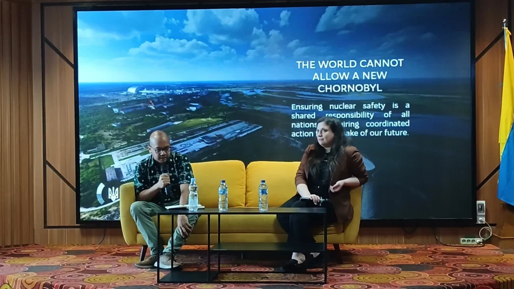 Yevhenia Shynkarenko selaku pembicara saat memaparkan terkait peristiwa Tragedi Chernobyl (foto: Istimewa)