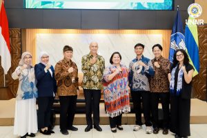 Sesi foto bersama pimpinan LPMB UNAIR beserta Kemenlu dan Asia-Europe Foundationn serta pengisi materi diskusi Asia-Europr Meeting (ASEM) Day 2026, Rabu (23/4/2026). (Foto: PHMP UNAIR)