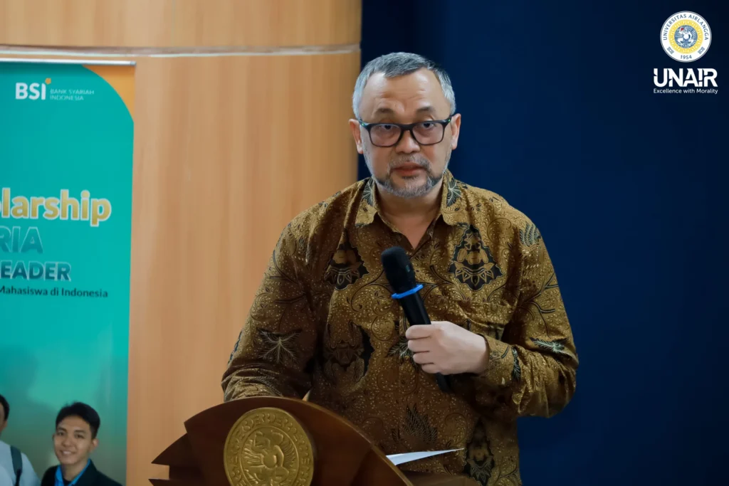 Prof Ir Mochammad Amin Alamsjah MSi PhD saat memberikan sambutan pada kegiatan Roadshow BSI Scholarship (foto: PHMP UNAIR)