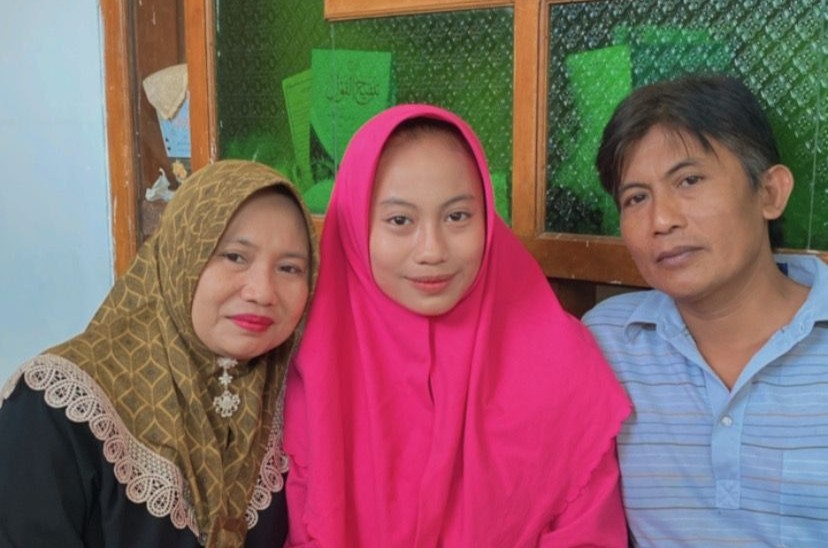 Nursi Ayu Dwi Ullitasari, salah satu peserta termuda SNBP 2026 dan lolos program studi Perpajakan UNAIR bersama kedua orang tuanya. (Foto: Istimewa)