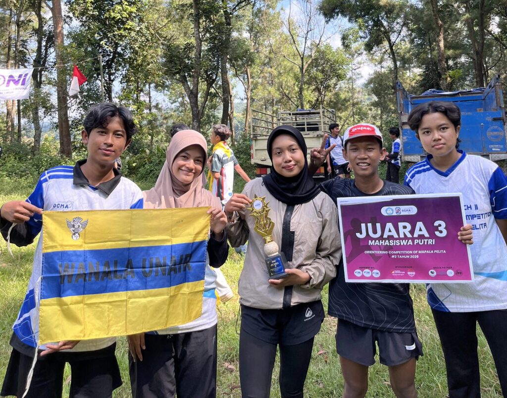 Delegasi UKM Wanala UNAIR, Marselia Crenata, saat meraih Juara 3 kategori individu dalam ajang Orienteering Competition of Mapala Pelita (OCMA) di Kediri, Minggu (26/4/2026). (Foto: Narasumber)