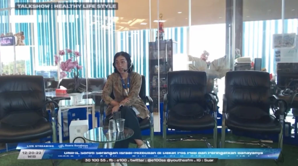 Dr Kurnia Sitompul Sp GK, a clinical nutrition specialist at Universitas Airlangga Hospital, explains the importance of proper dosage and safe consumption of vitamins and supplements during a broadcast on Suara Surabaya FM 100 (Photo: By courtesy)