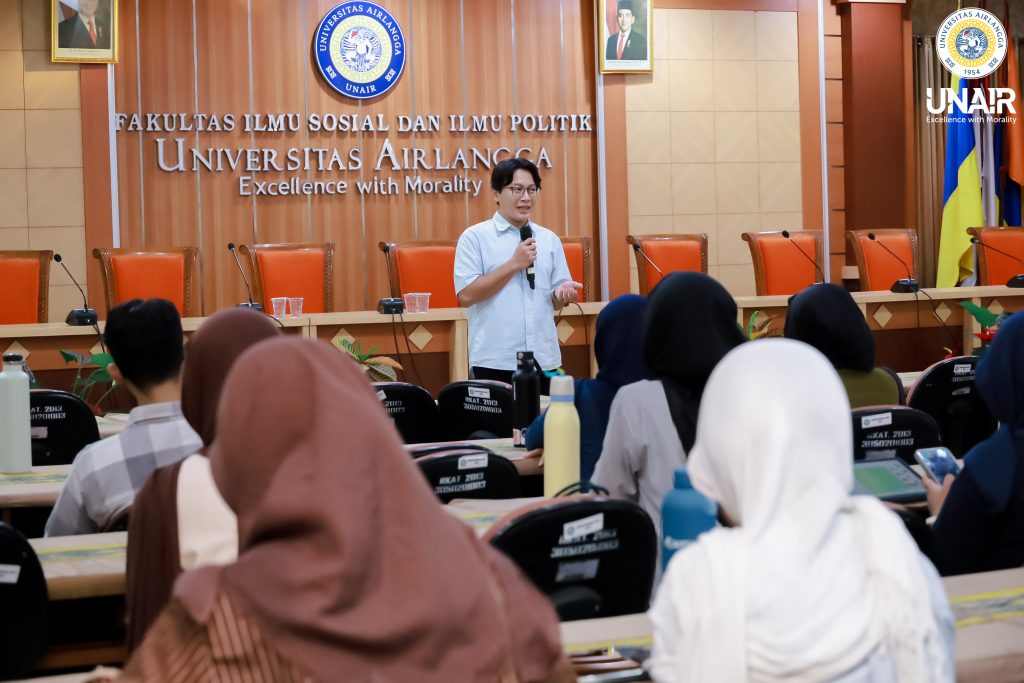 Foto Wakil Dekan Sumber Daya FISIP UNAIR, Ahmad Safril Mubah, S IP M Hub Int PhD saat menyampaikan sambutannya. (Foto: Humas UNAIR)