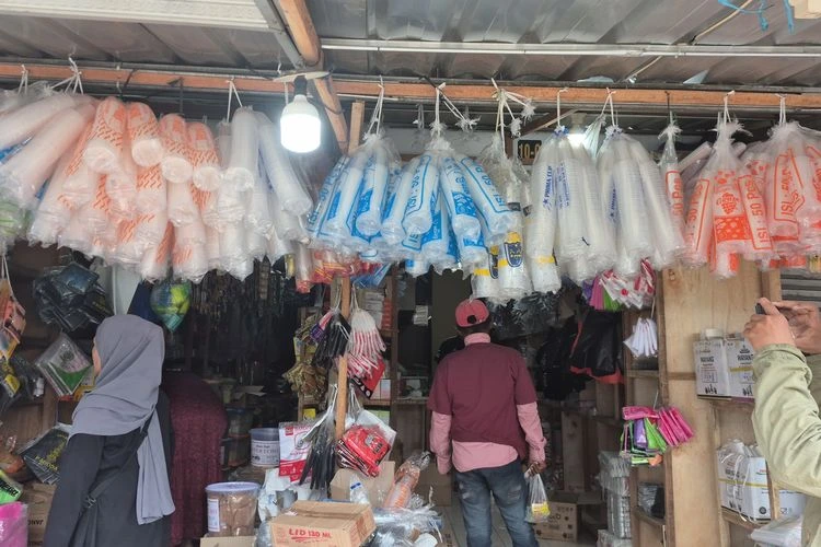 A plastic shop in a traditional market. (Photo: Kompas.com)