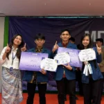 Potret Felice Kanaya Chandra, Akmal Umara Adli, dan Bayu Cahyo Bintoro menerima sertifikat penghargaan pada kompetisi karya tulis ilmiah pada ajang Moestopo Dentistry Scientific Program (MDS Pro) 2026 oleh Universitas Prof. Dr. Moestopo (Beragama), Jakarta pada Sabtu (18/04/2026). (Foto: Istimewa)
