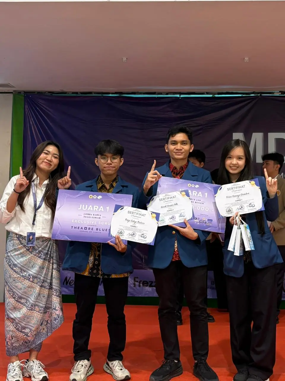 Potret Felice Kanaya Chandra, Akmal Umara Adli, dan Bayu Cahyo Bintoro menerima sertifikat penghargaan pada kompetisi karya tulis ilmiah pada ajang Moestopo Dentistry Scientific Program (MDS Pro) 2026 oleh Universitas Prof. Dr. Moestopo (Beragama), Jakarta pada Sabtu (18/04/2026). (Foto: Istimewa)