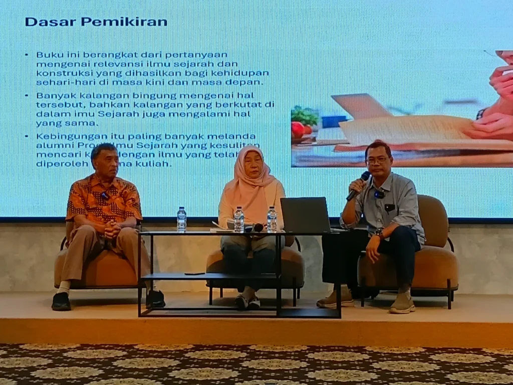 From right: Prof. Purnawan Basundoro as the main discussant, Eni Sugiarti, S.S., M.Hum. as moderator, and Prof. Bambang Purwanto as the book’s author during a discussion session at the Sriwijaya Room, ASEEC Tower, UNAIR Campus B-Dharmawangsa, Tuesday (March 31, 2026). (Photo: By courtesy)