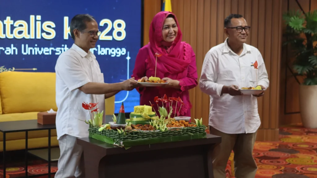 proses potong tumpeng sebagai simbol perayaan Dies Natalis Ilmu Sejarah ke-28 (Sumber: Istimewa)