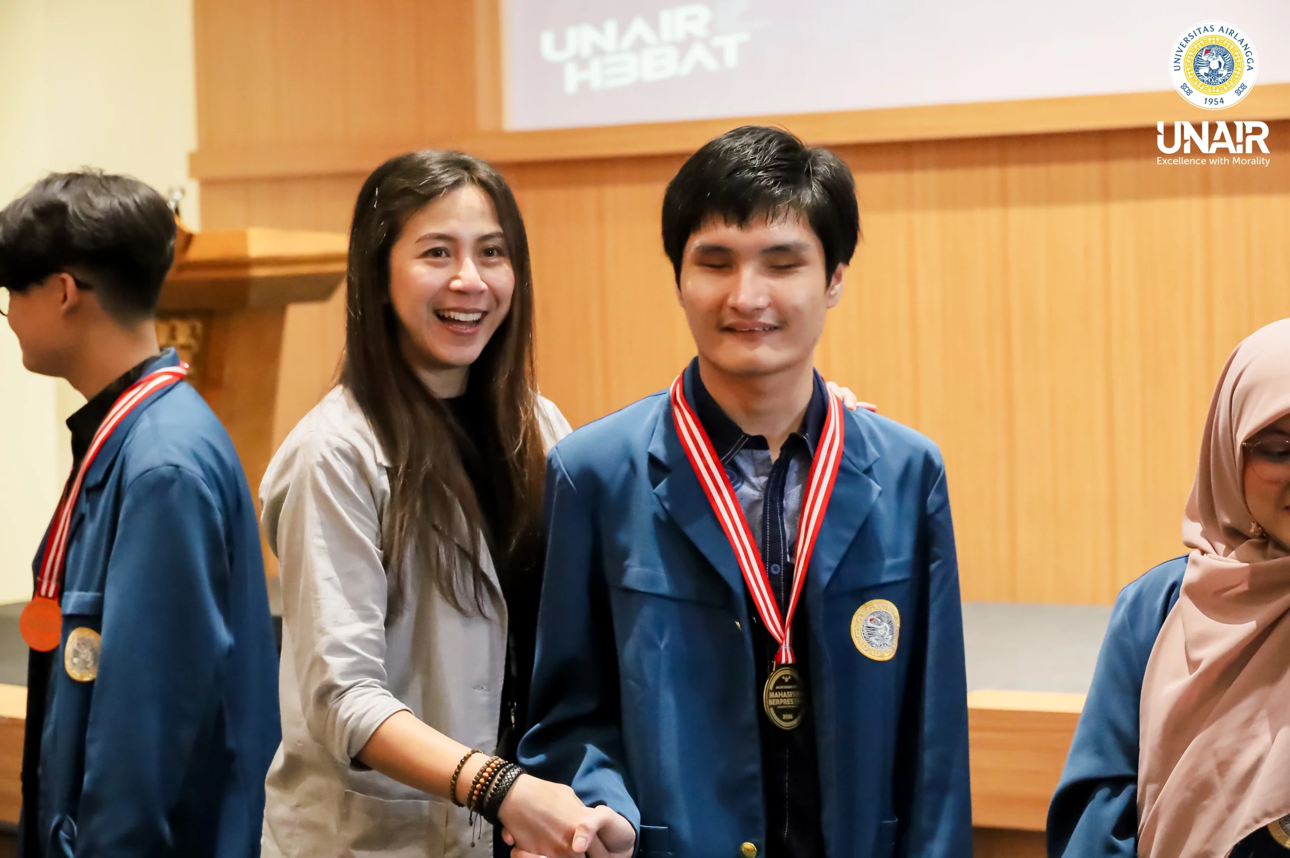 Kenzo Yuswan saat dinobatkan sebagai Juara 1 Mahasiswa Berprestasi (Mawapres) Universitas Airlangga (UNAIR) tahun 2026 untuk kategori jalur disabilitas. (Foto: PHMP UNAIR)