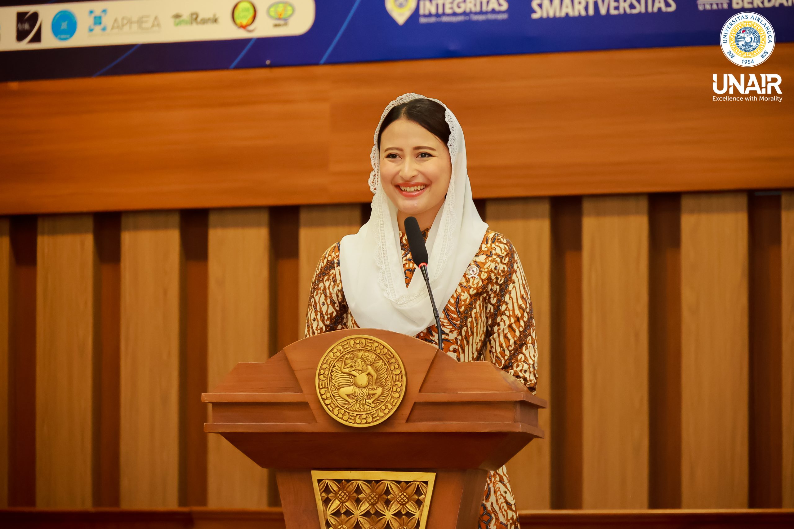 Wakil Menteri Perdagangan, Dyah Roro Esti Widya Putri Memberi Materi Kuliah Umum diAula Garuda Mukti, Kantor Manajemen UNAIR, Kampus MERR-C pada Selasa (28/4/2026). (Foto: PHMP UNAIR)