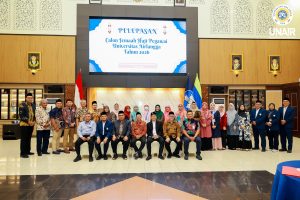 Sesi Foto Bersama Acara Pelepasan Jemaah Haji UNAIR, Rabu (29/4/2026). (Foto: PHMP UNAIR)