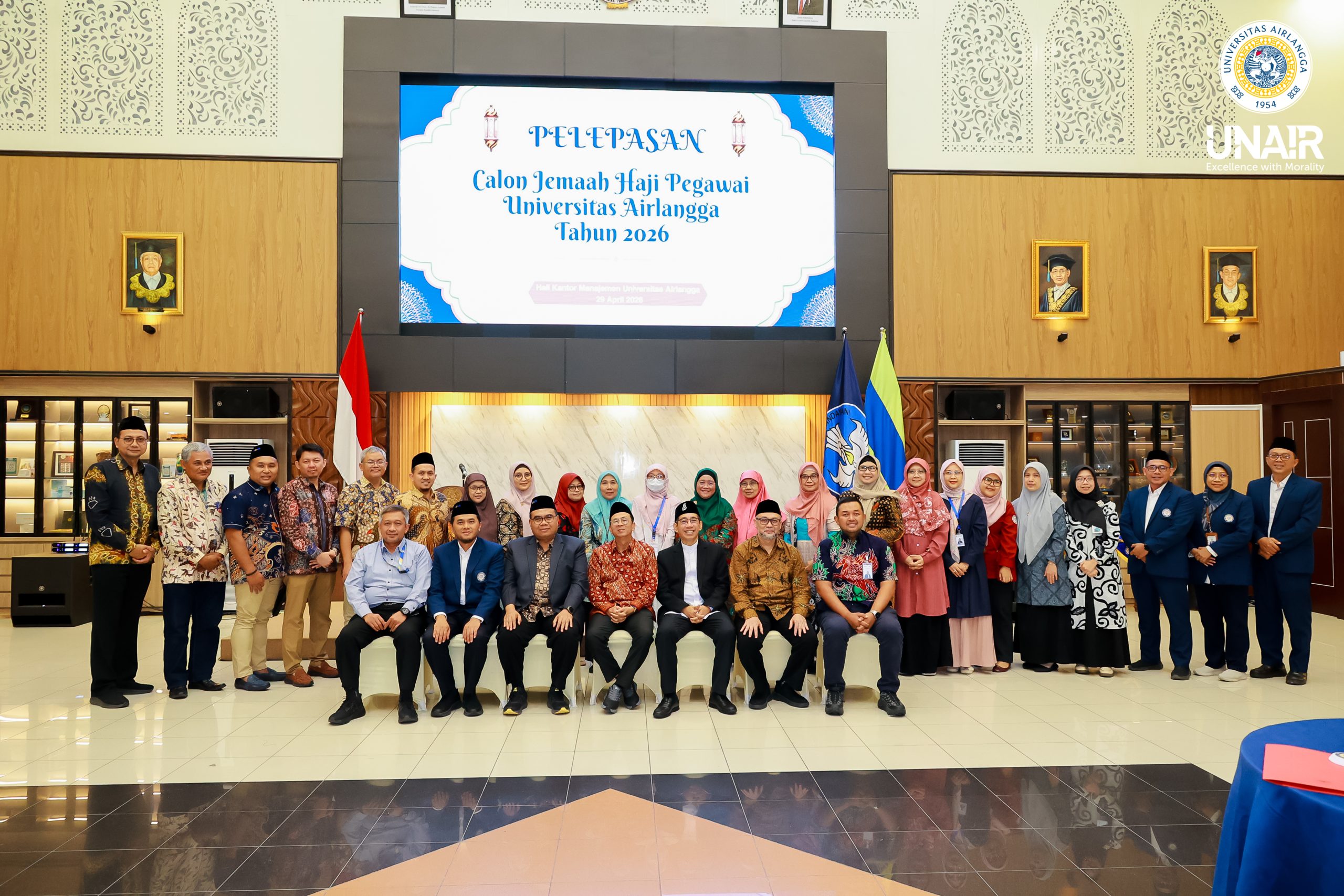 Sesi Foto Bersama Acara Pelepasan Jemaah Haji UNAIR, Rabu (29/4/2026). (Foto: PHMP UNAIR)