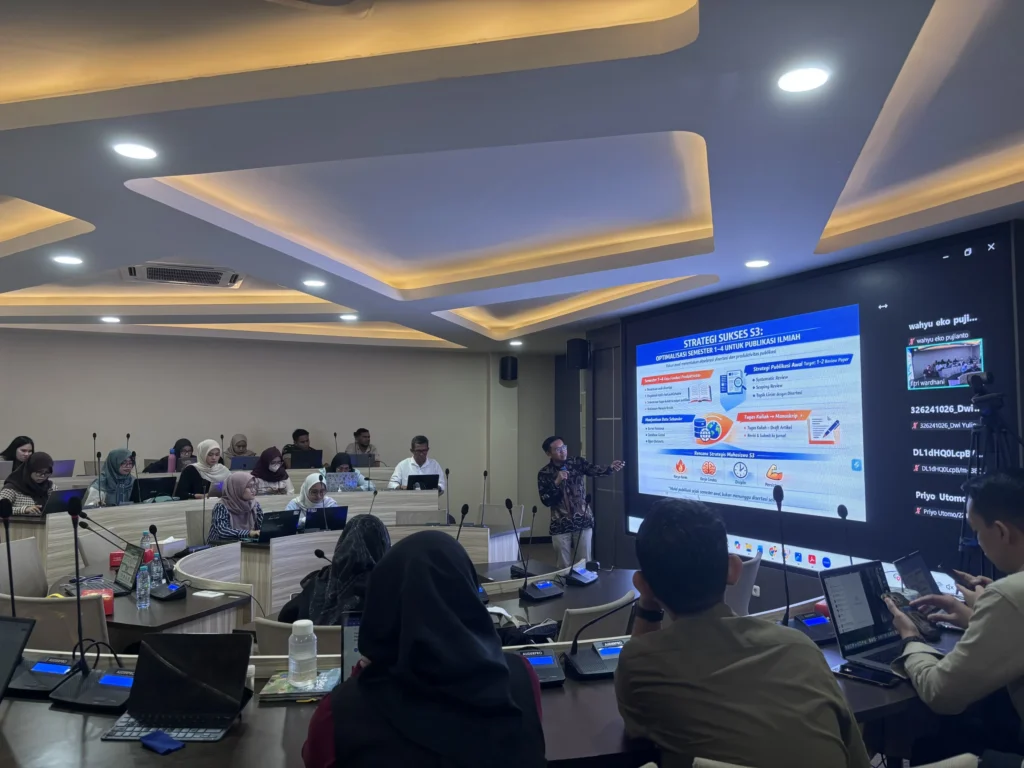 Prof Ferry Efendi Skep Ns MSc PhD saat memaparkan materi di hadapan mahasiswa magister dan doktor (foto: istimewa)