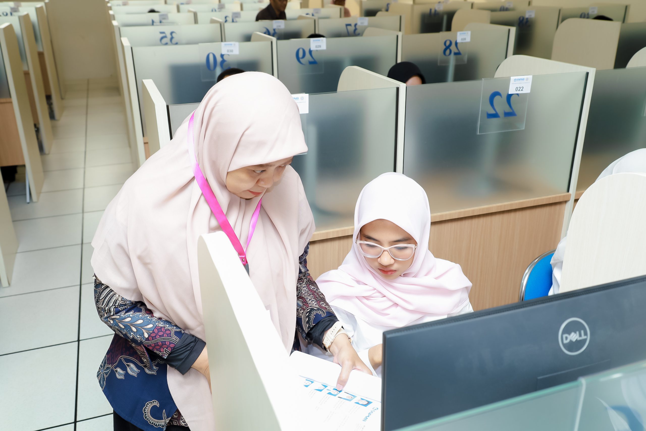 Foto siswa mengikuti UTBK di UNAIR. (Foto: Humas UNAIR)